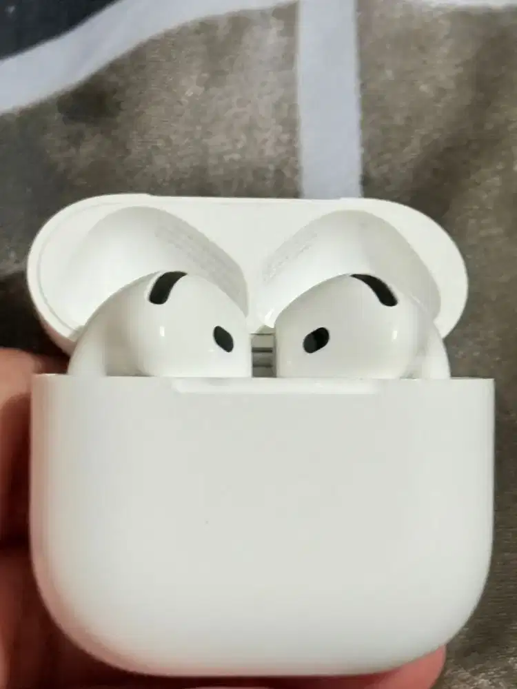 Airpods 4 ANC ( 
with Active Noise Cancellation

)