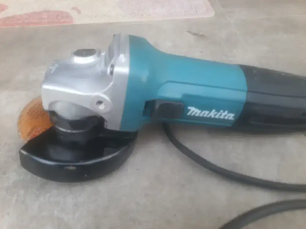 Gerinda tangan makita GA4030