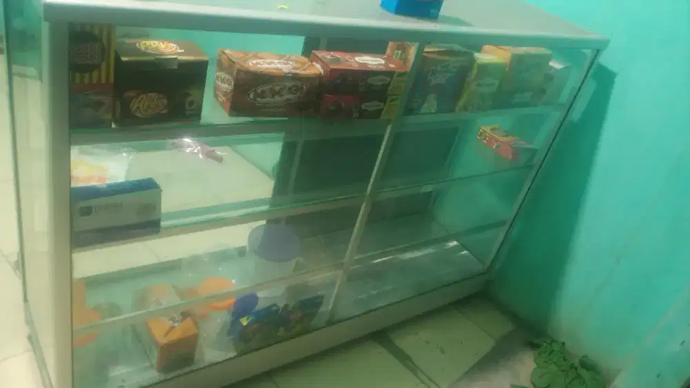 Etalase bekas warung