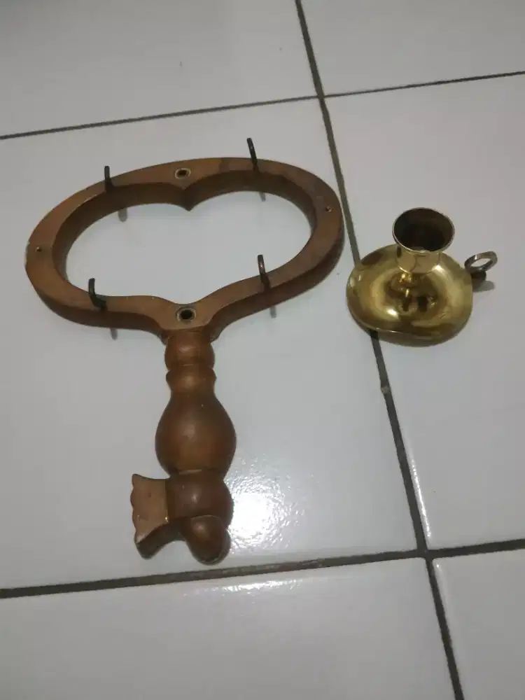 Barang antik gantungan untuk kunci kuningan