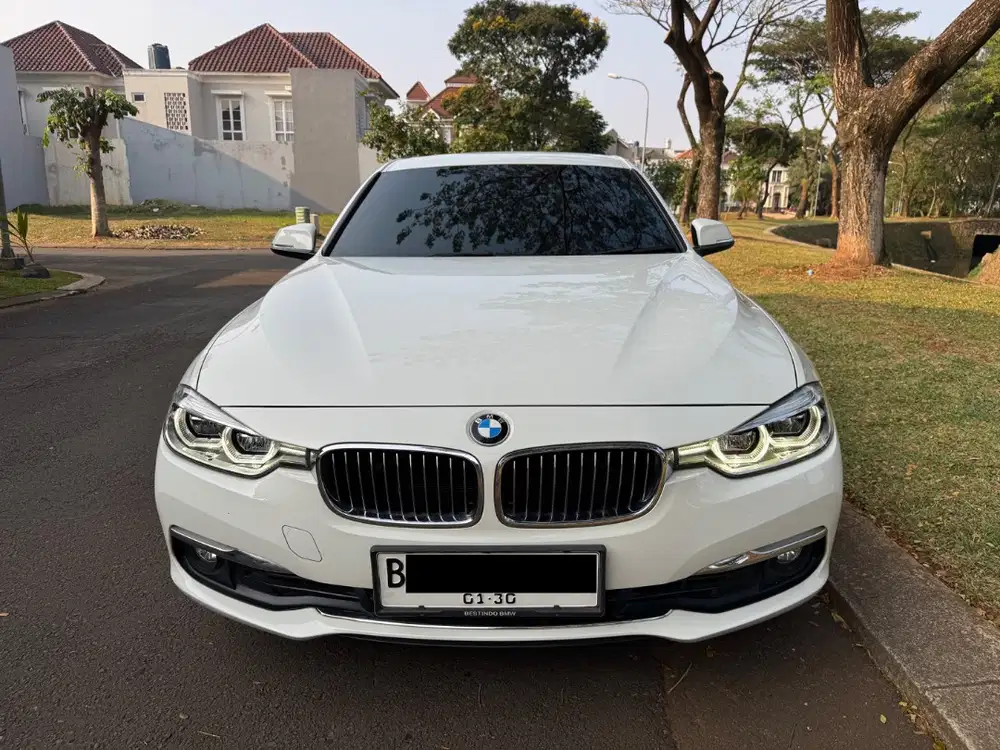 BMW 320i Luxury 2018 Pakai 2019 White pearl Putih C200 C250