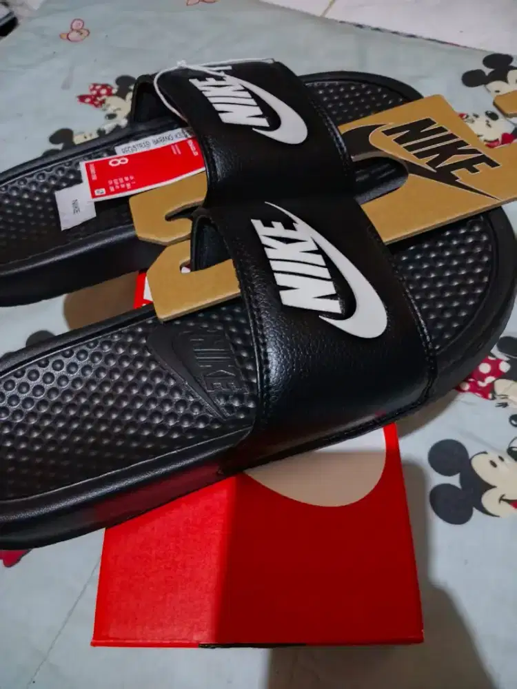 Sendal nike masih baru