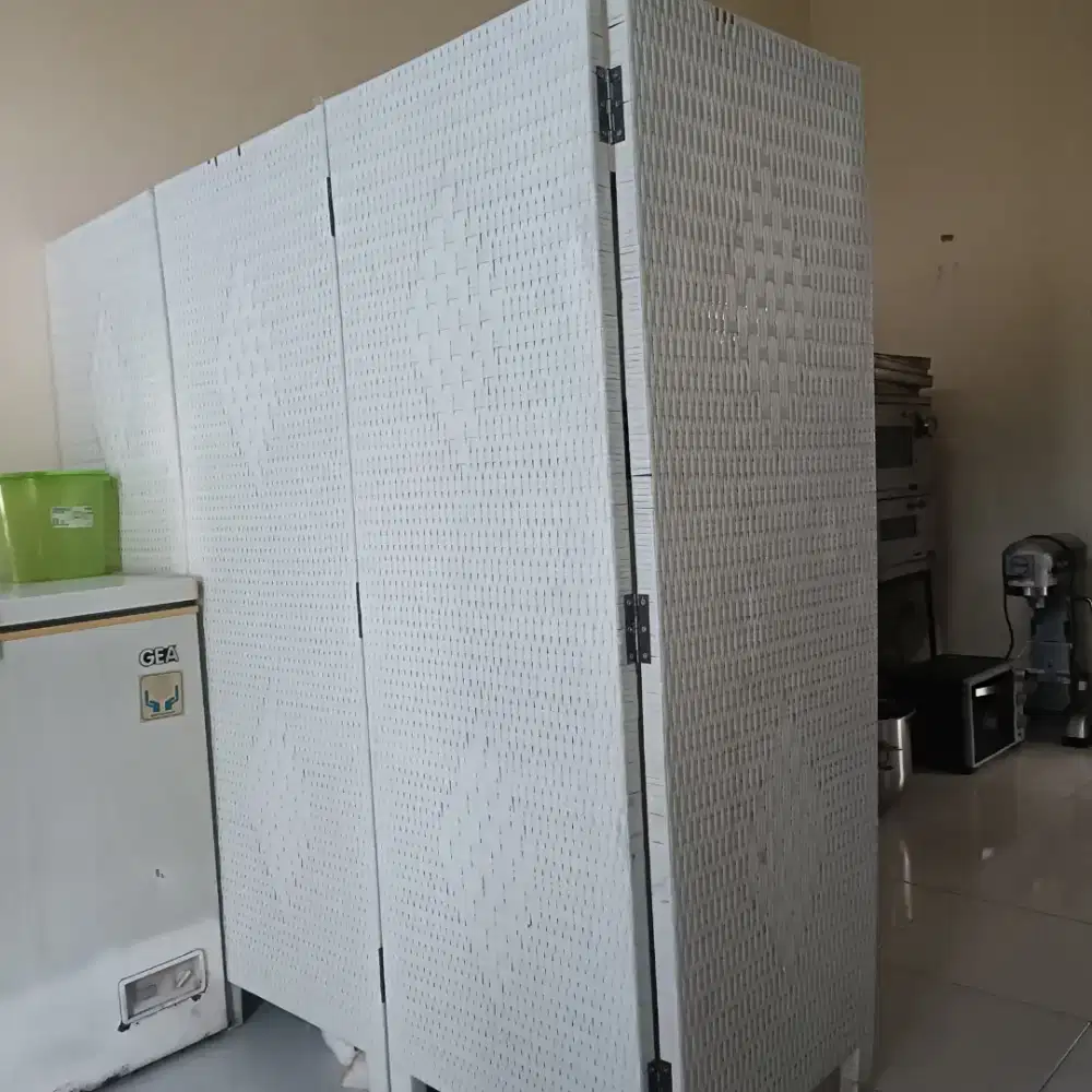 Sekat kayu rotan 4 pintu