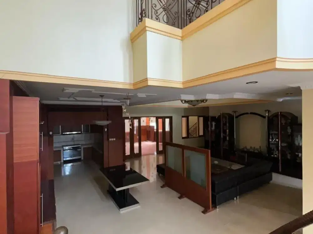 Rumah Mewah 3 Lantai di kawasal elit Pasteur Bandung - LT 330m² Strategis Dekat Tol