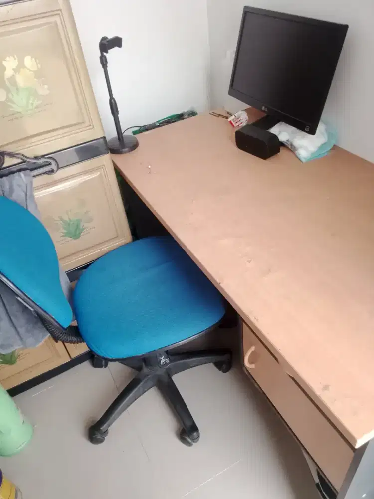 Dijual Meja Belajar, Bangku, Dan Monitor