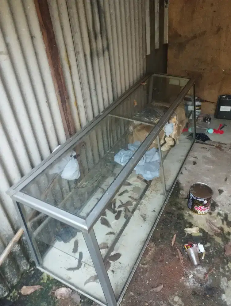 Etalase kaca ukuran besar