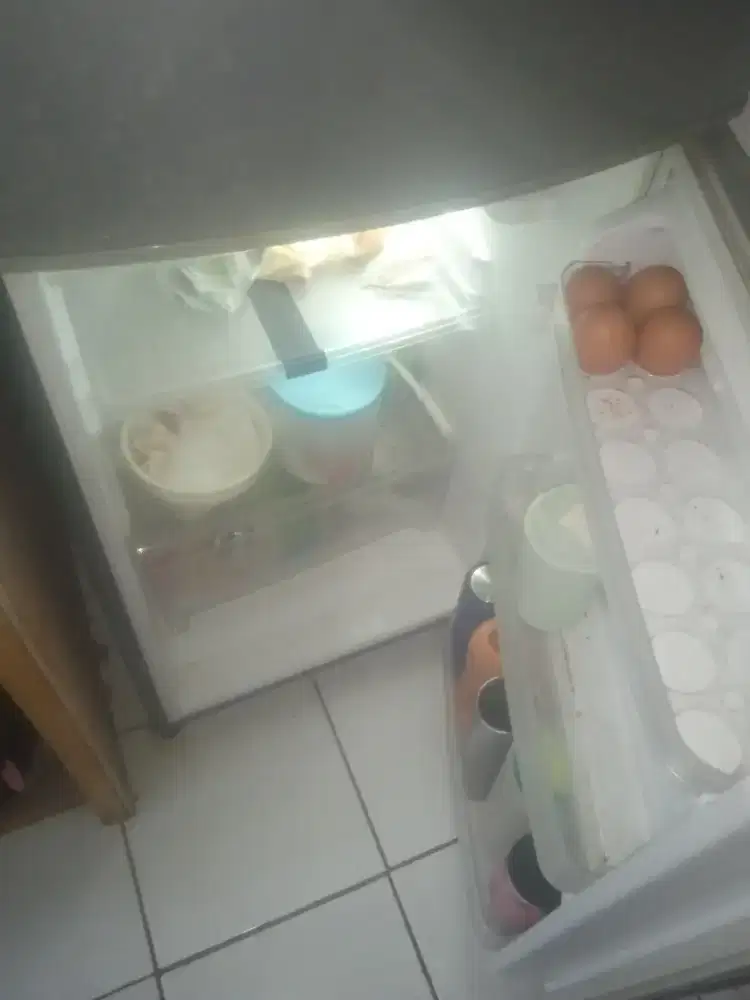Merk Aqua kulkas 2 pintu