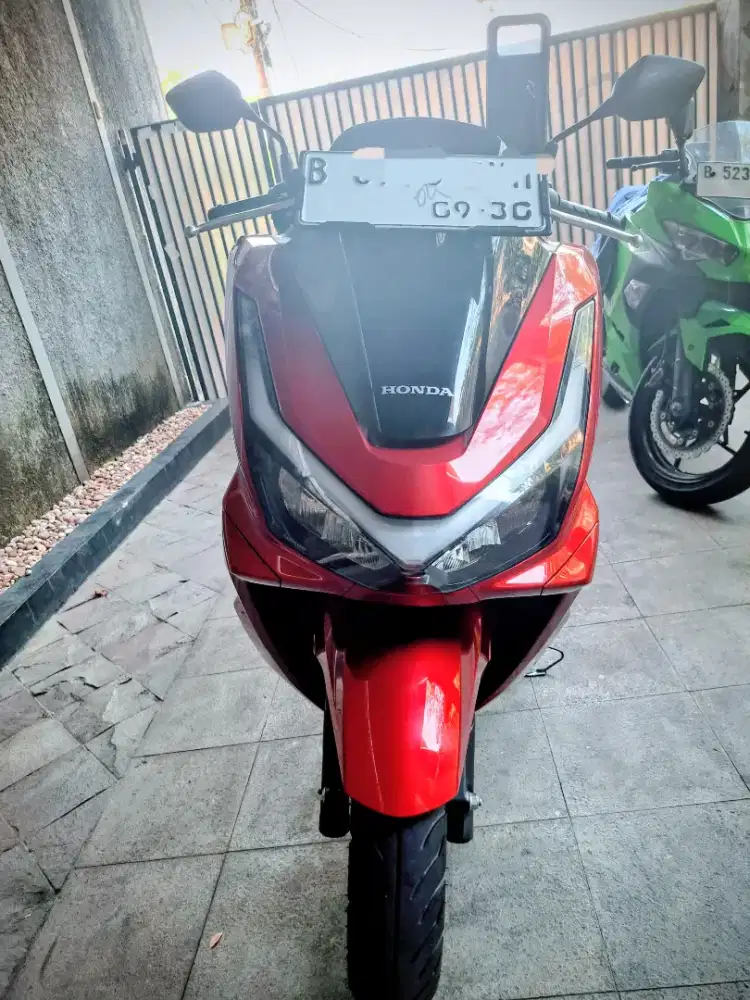 Honda PCX 1.6 thn 2025 merah km 1800 merah tgn 1 dr br..surat2 langkap