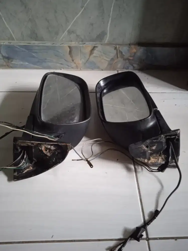 Spion mobil electrik satu pasang,