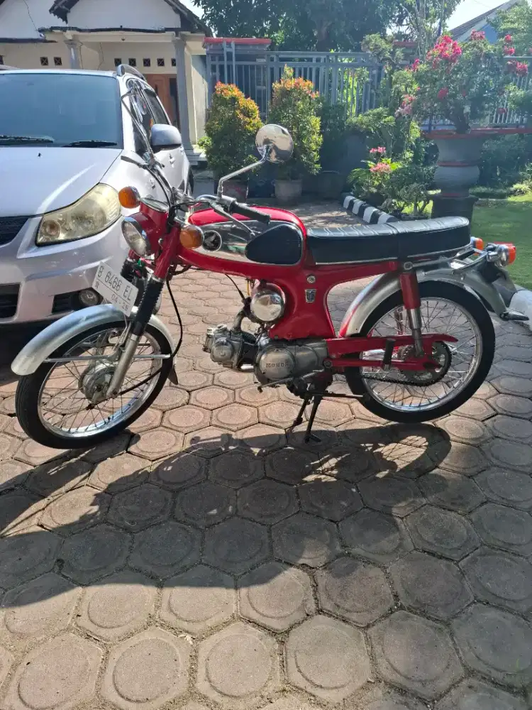 Motor honda  S90 tahun 1966. Warna merah. 90 cc