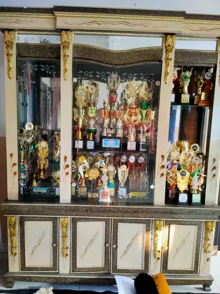 Di jual lemari pajangan