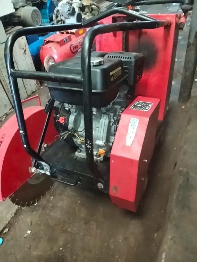 Mesin pemotong aspaL beton