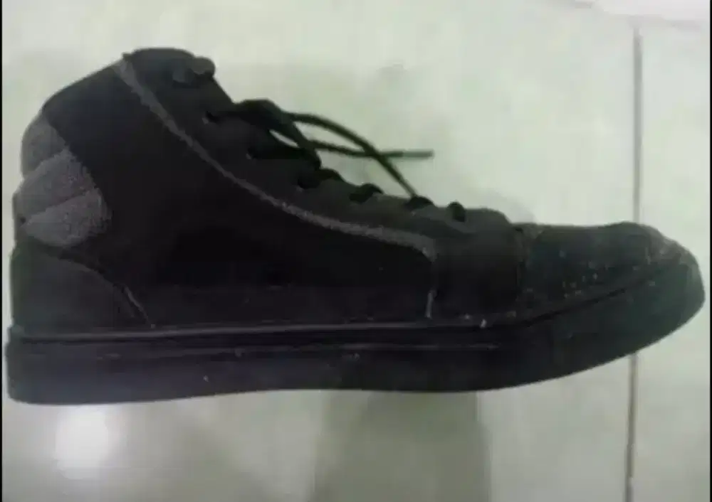 Eiger Shoes Black 98% like new