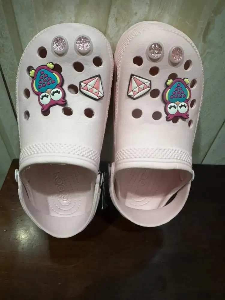 Di Jual Dua Pasang Sepatu Crocs