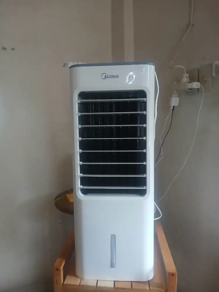 Midea Air Cooler Low watt 4.8 Liter AC100-18B