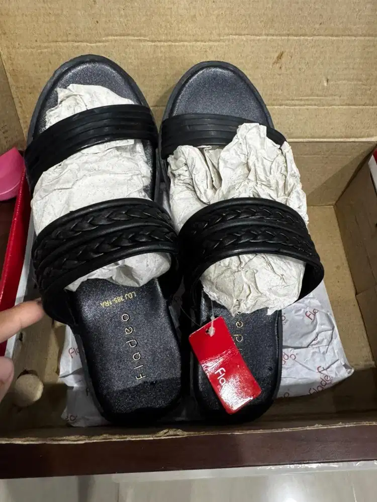 Si Jual Sepasang Sepatu Hitam Fladeo Original