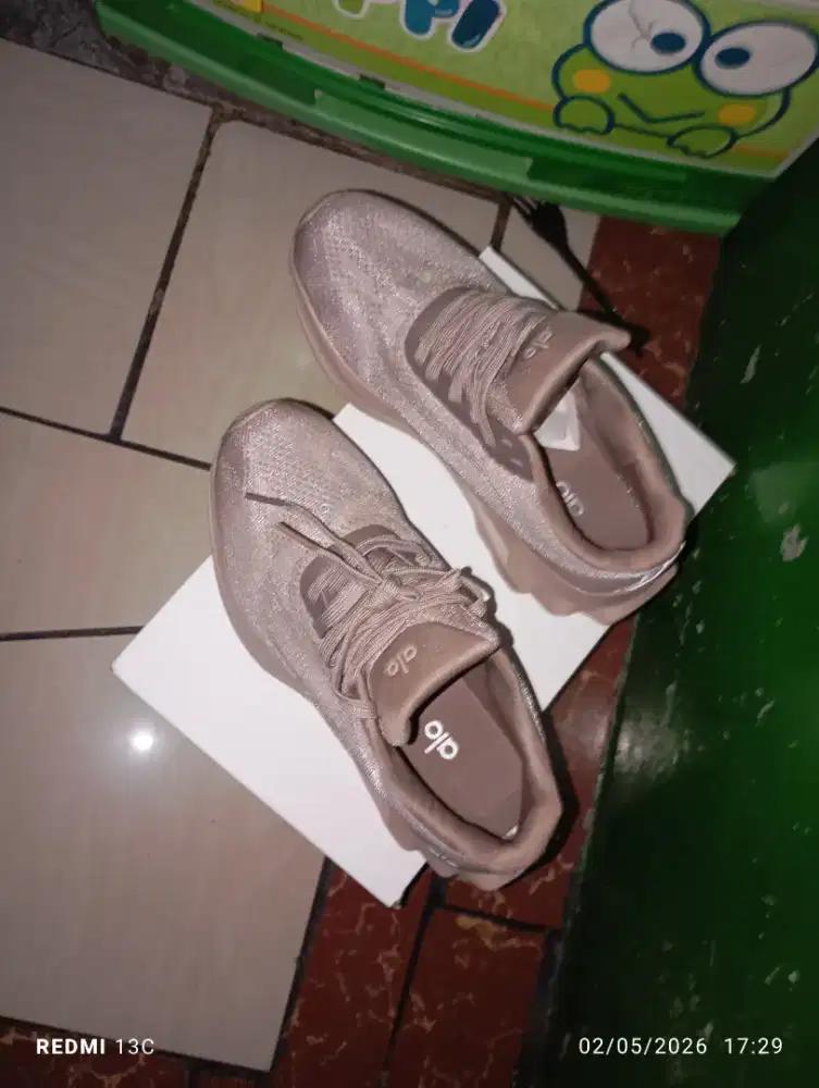 Sepatu olah raga