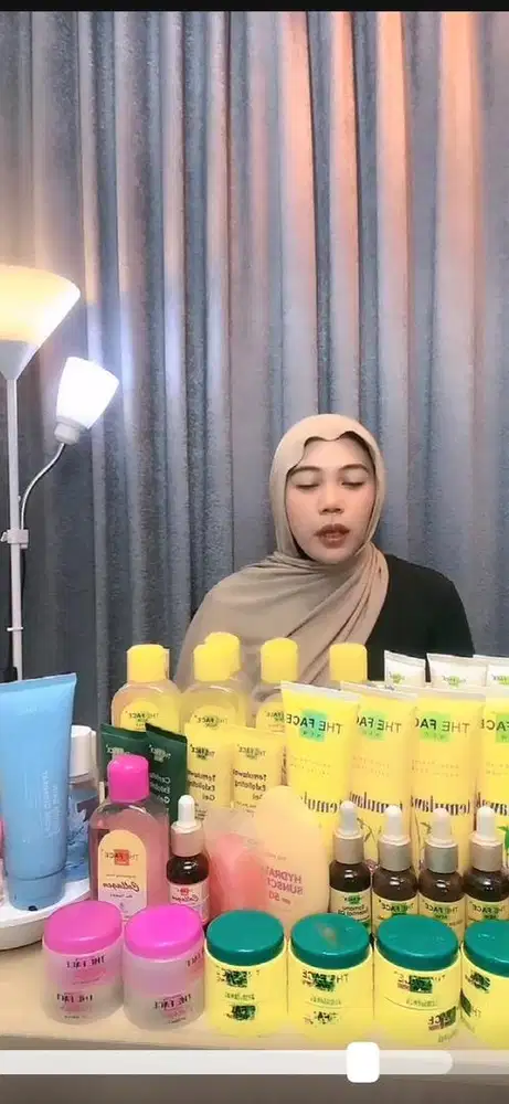 DIBUTUHKAN SEGERA HOST LIVE