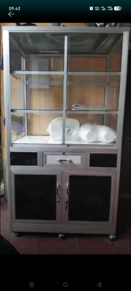 Lemari Etalase dorong