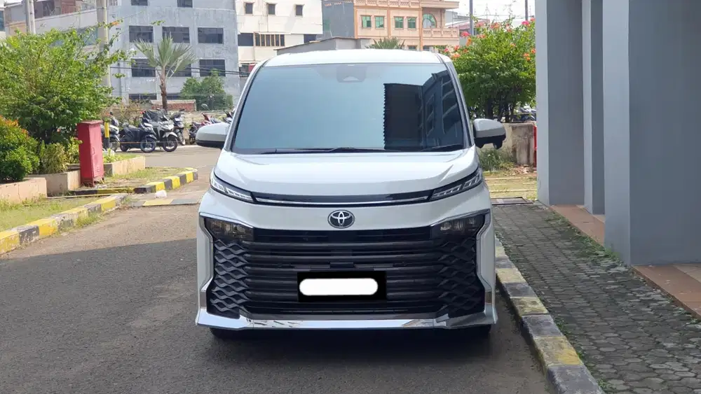 Km 17rb toyota voxy cvt tss 2023 putih pajak panjang