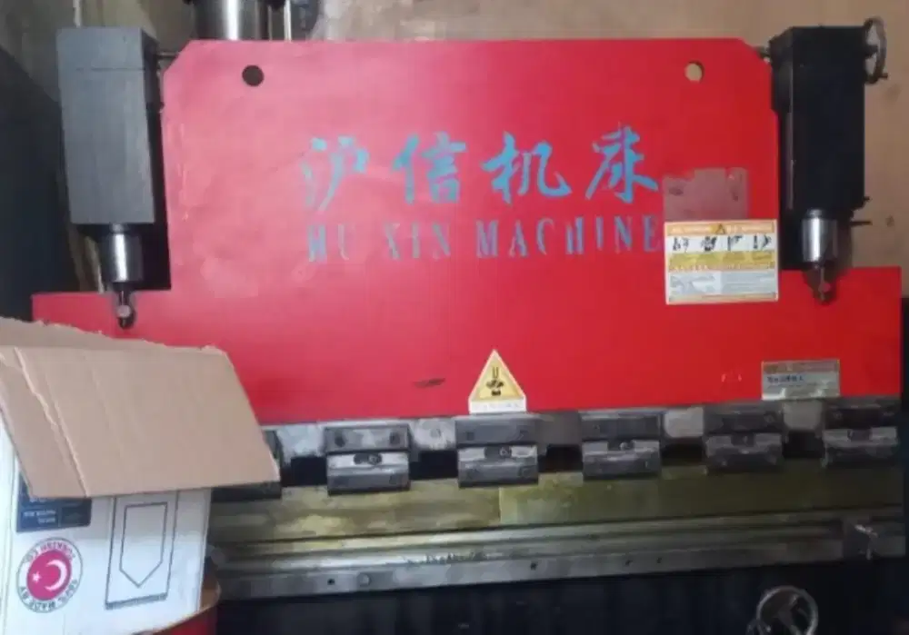 Mesin tekuk plat 30ton x 1600mm