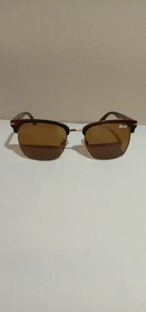 Kacamata Persol .