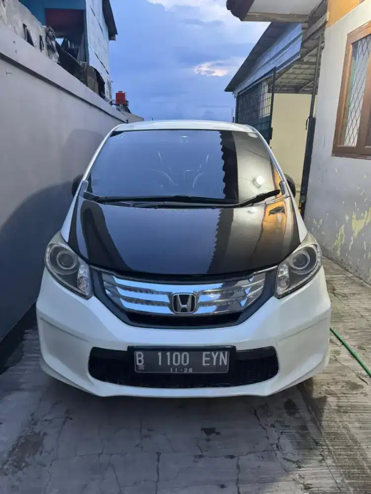 HONDA FREED 2012