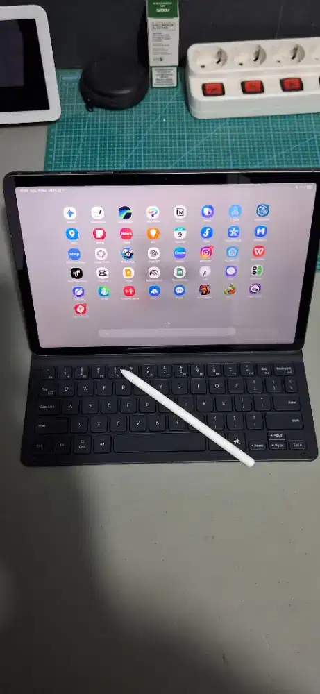 Jual tablet samsung s10 lite 5g + keyboard cover ori - baru 3 minggu