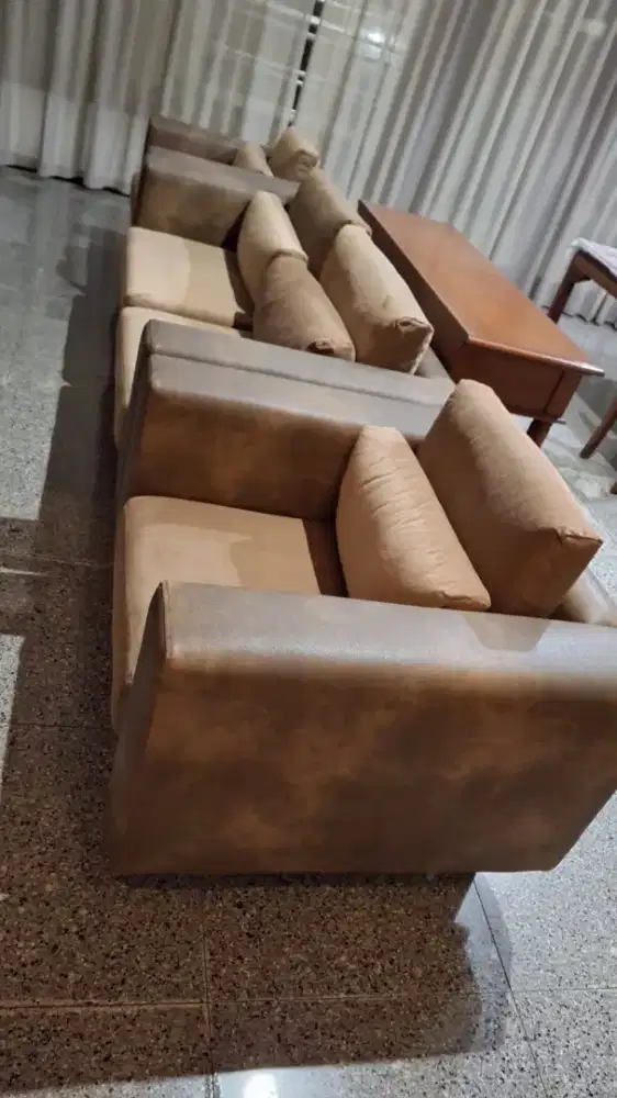 Sofa lemari second