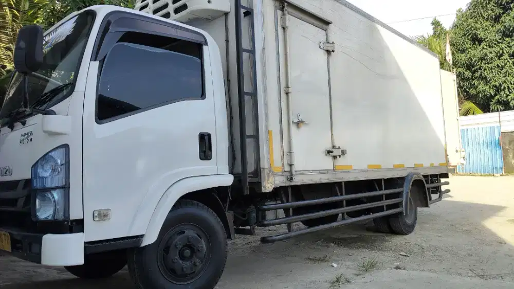 Isuzu box pendingin long sasis