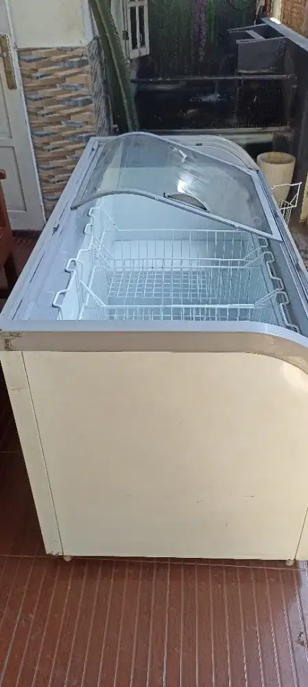 Dijual freezer  GEA SB500BY