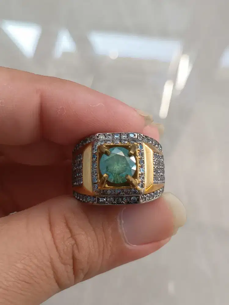 Batu moissanite hijau koleksian pribadi