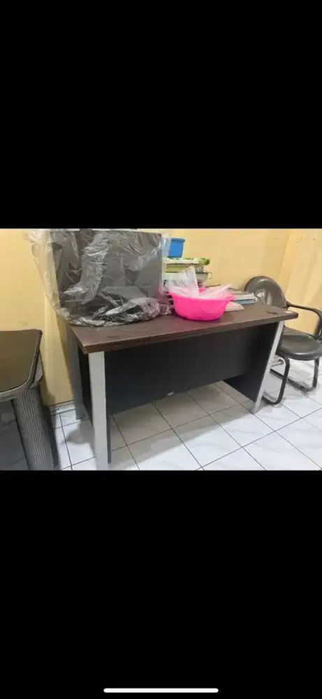 Meja komputer kondisi oke