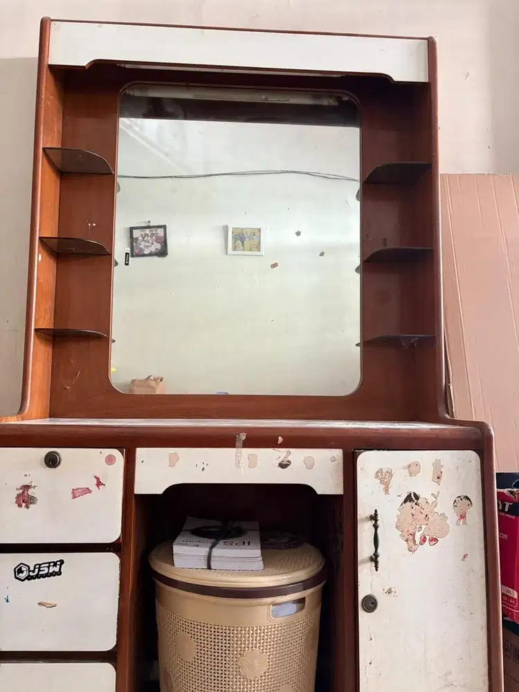 lemari kaca furniture