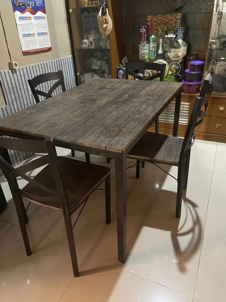 Dijual 1 set meja makan kondisi ok