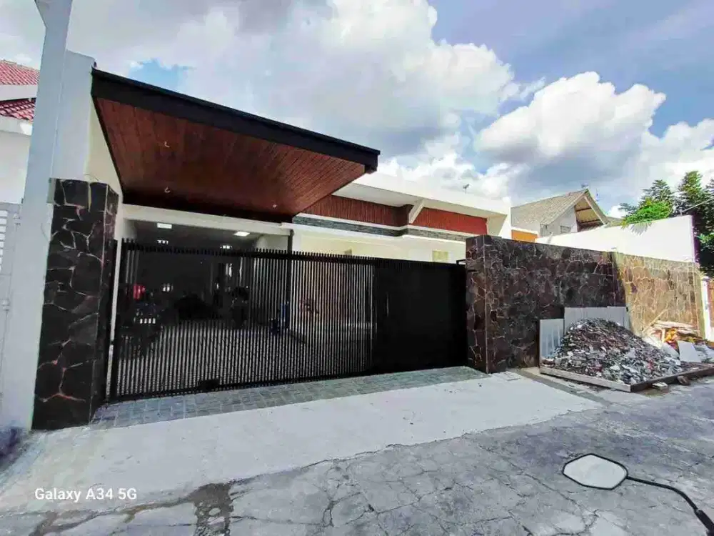 rumah mewah luas nyaman tengah kota Manahan Solo