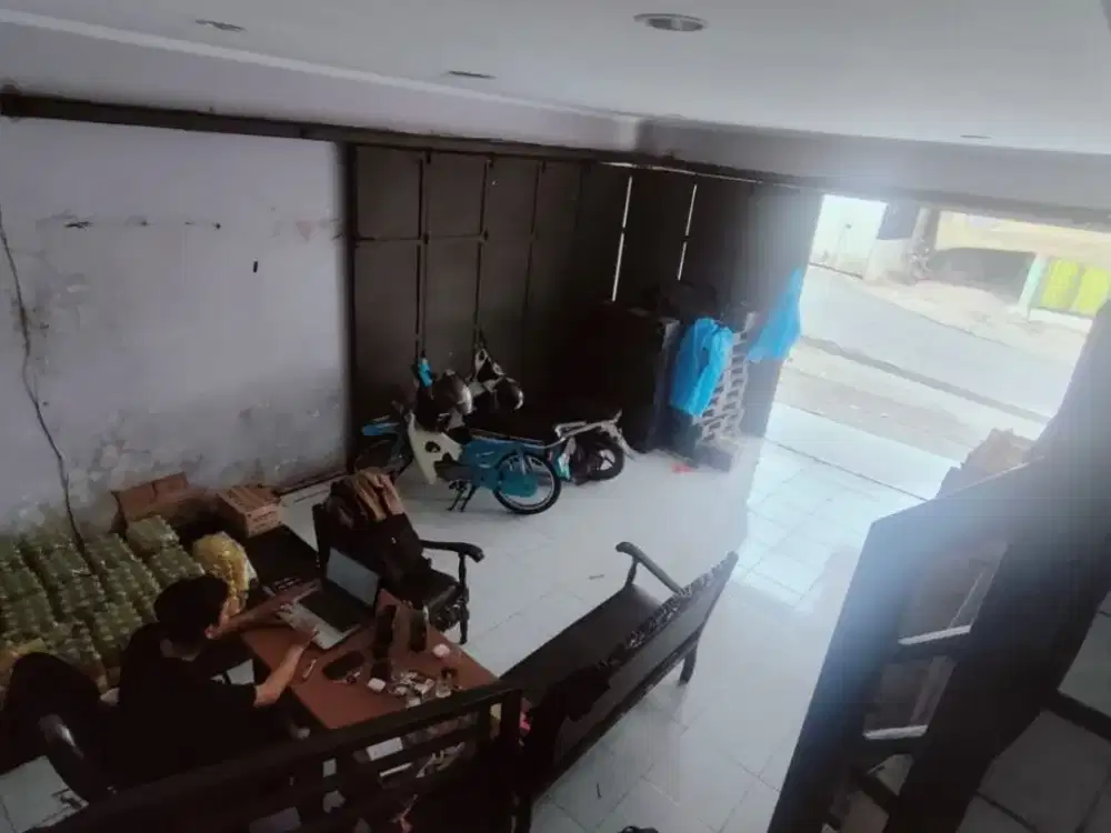 CIJAMBE, UJUNGBERUNG. RUKO 2 LANTAI PINGGIR JALAN DI KOTA BANDUNG