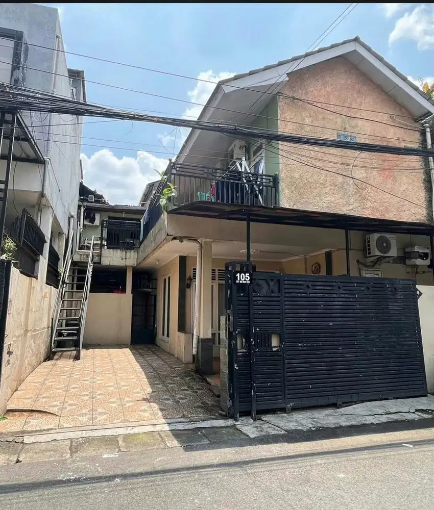 Di jual cepat rumah tinggal + usaha kos 9 kamar.