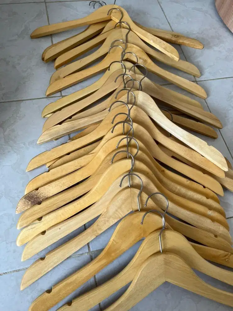 Hanger kayu untuk baju