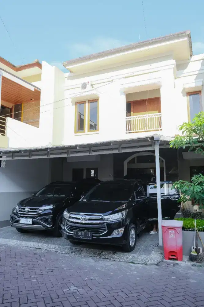 DISEWAKAN RUMAH 2 LANTAI KONSEP VILLA JALAN KABUPATEN NOGOTIRTO DLM RR
