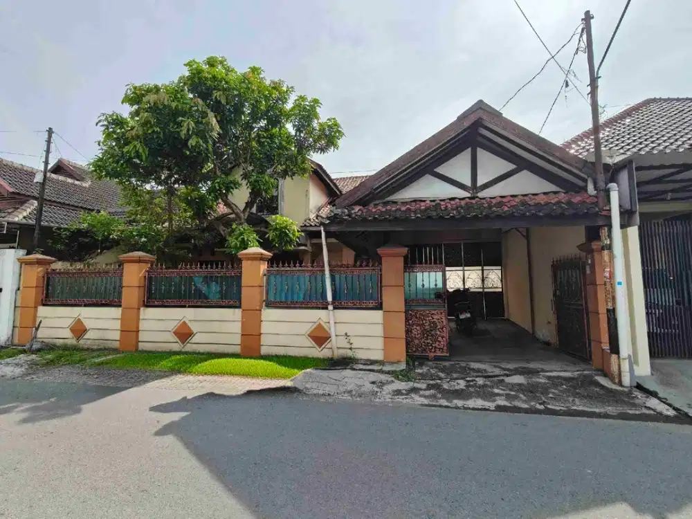 Rumah Second Lokasi Strategis Belakang Hotel Fave Manahan