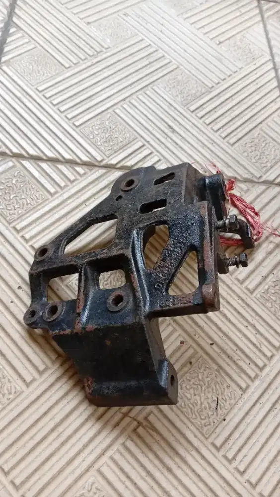 Breket pompa power steringt toyota kijang 5K