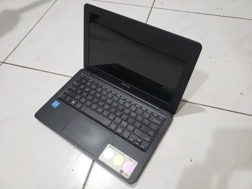 Asus E202S 11.6 inch Slim - Kondisi 98% Mulus Like New!