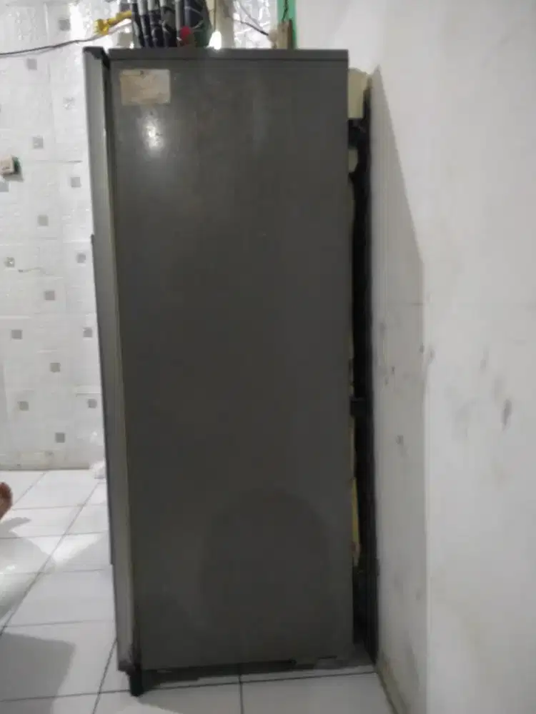 Dijual freezer merk Aqua