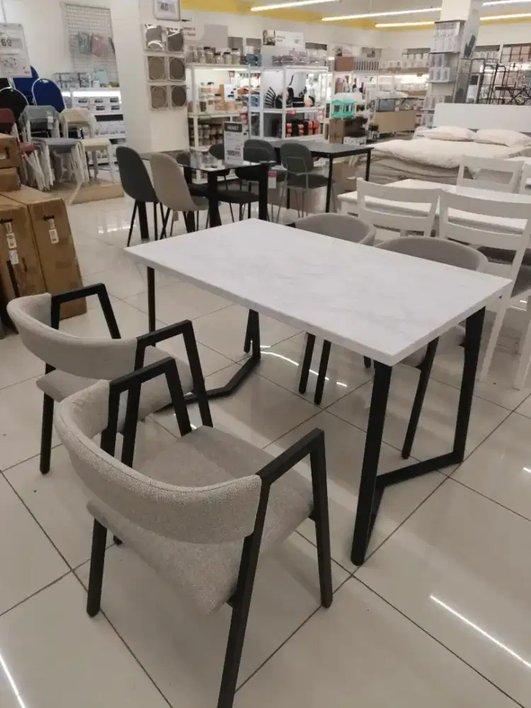 Meja makan minimalis