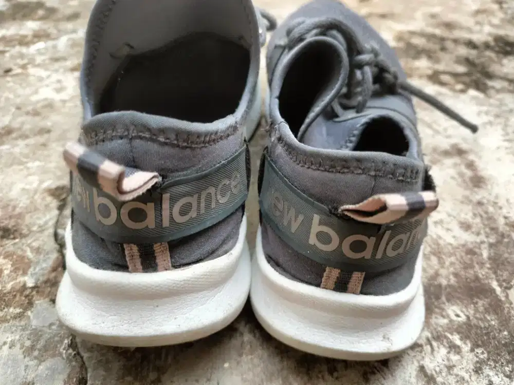 Sepatu running wanita abu nb