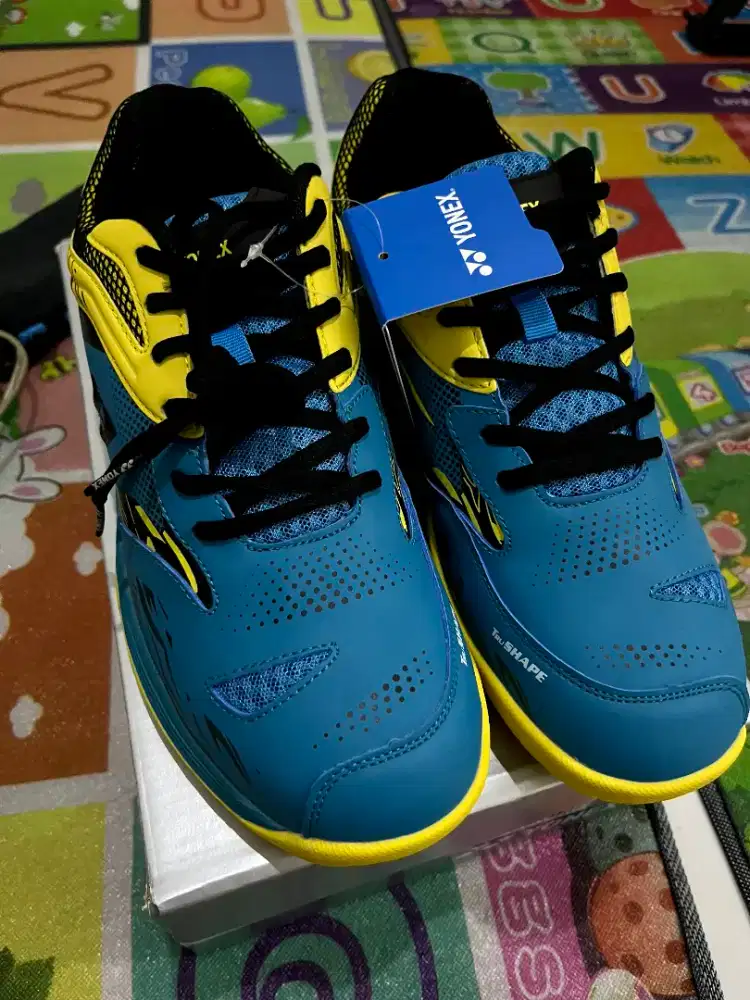 Sepatu Badminton Yonex Atlas size 43