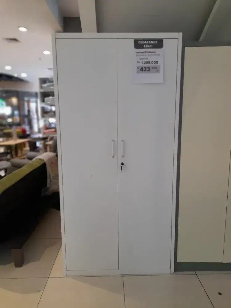 Lemari Pakaian Metal