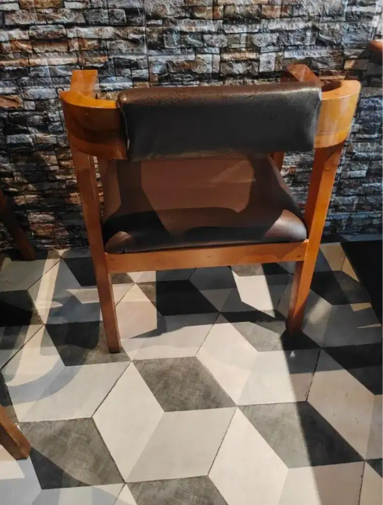 Kursi Resto-Cafe Kayu Premium – Elegan & Nyaman!