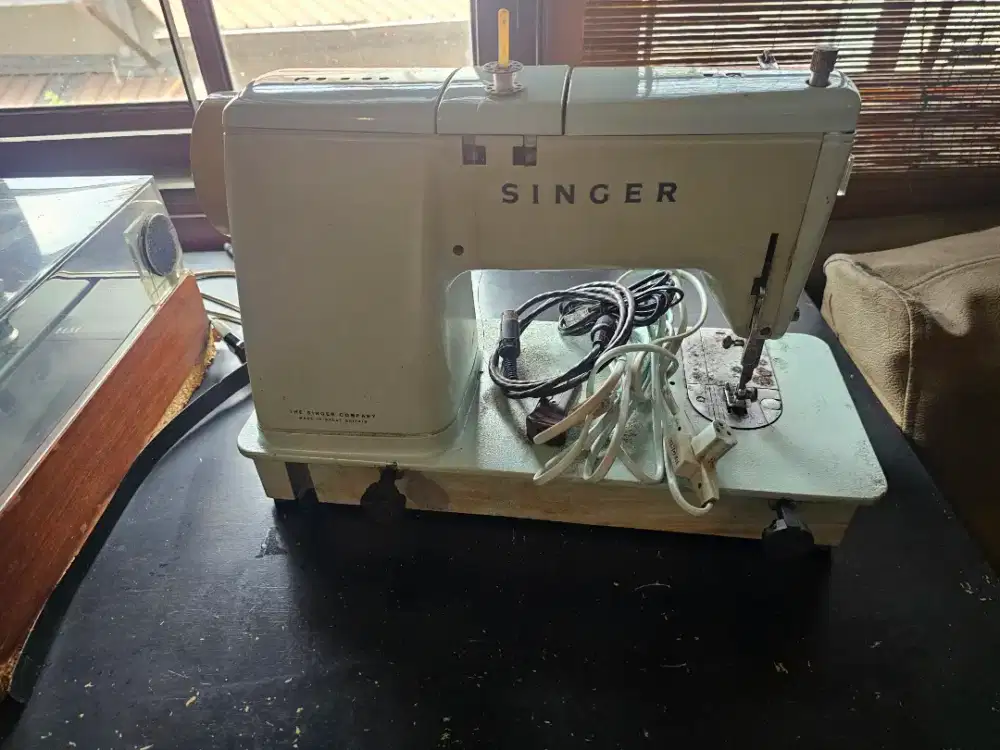 Singer Vintage Sewing Machine Made in Great Britain Original Rare
